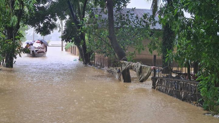 কক্সবাজারে পানিবন্দি ৪ লাখ মানুষ, বৃষ্টি থাকবে আরও তিন দিন কক্সবাজারে_পানিবন্দি_৪_লাখ_মানুষ_বৃষ্টি_থাকবে_আরও_তিন_দিন